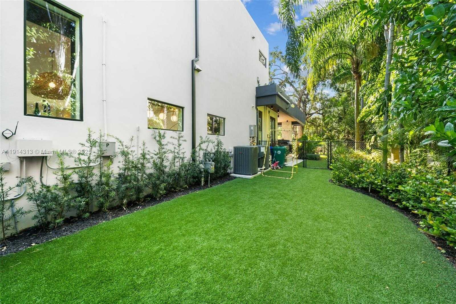 Small Image of 8625 NORTH EAST 10TH AVE, Miami Number 30