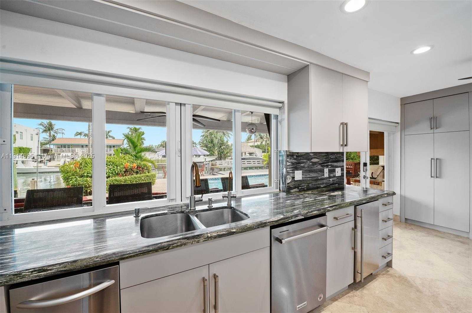 Small Image of 2015 NORTH EAST 120TH RD, North Miami Number 20