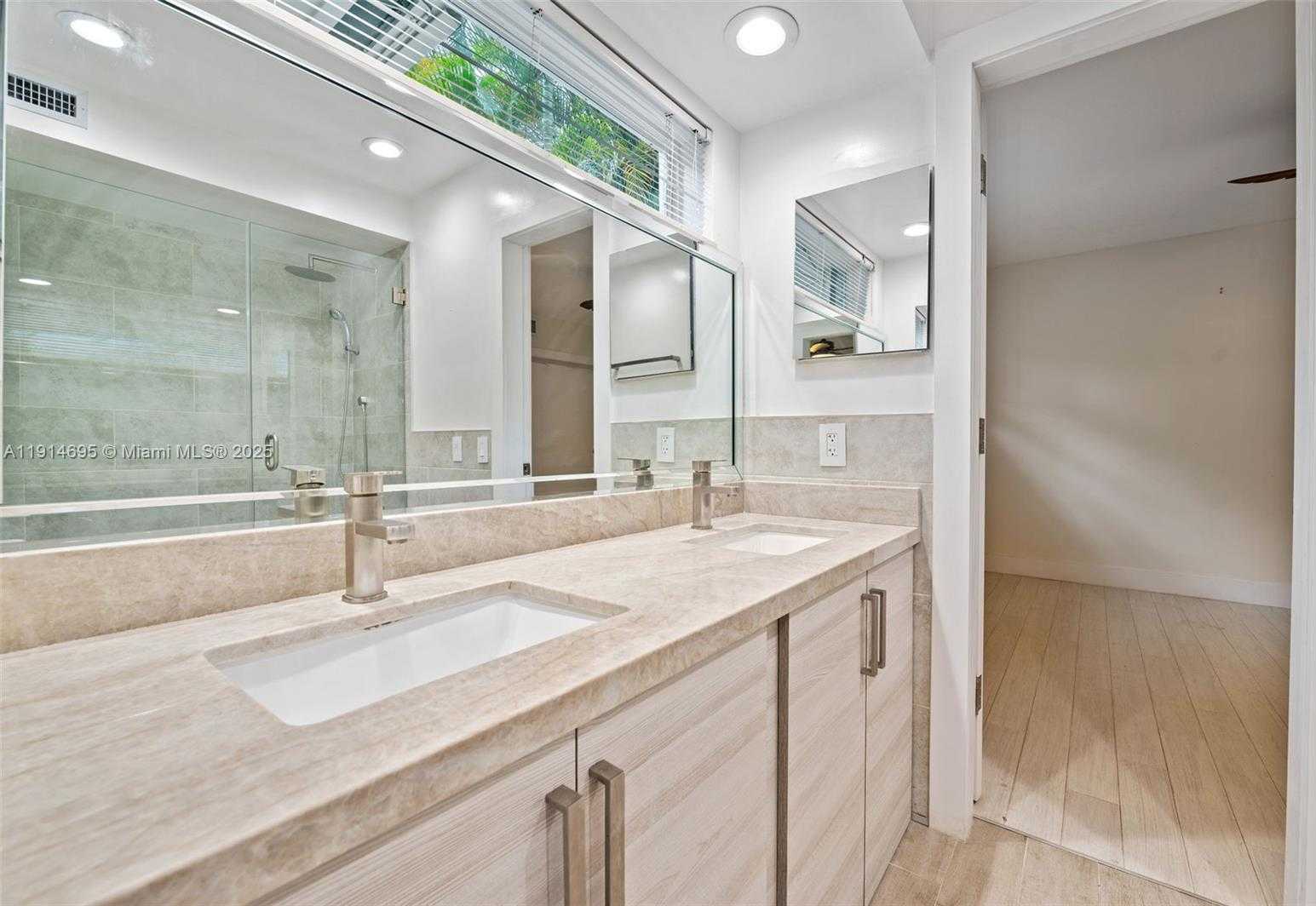 Small Image of 2015 NORTH EAST 120TH RD, North Miami Number 36