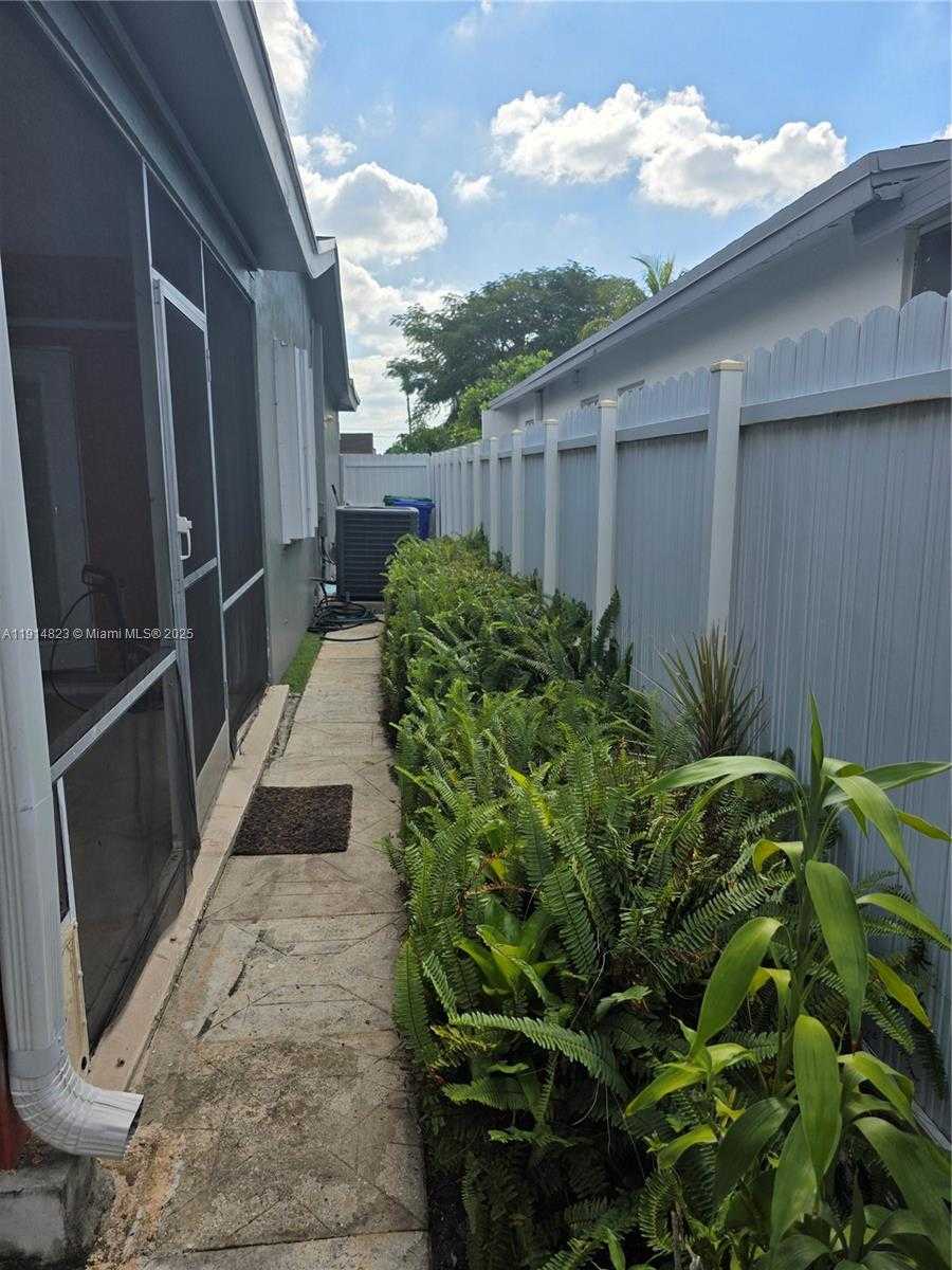 Small Image of 7917 TROPICANA ST, Miramar Number 56