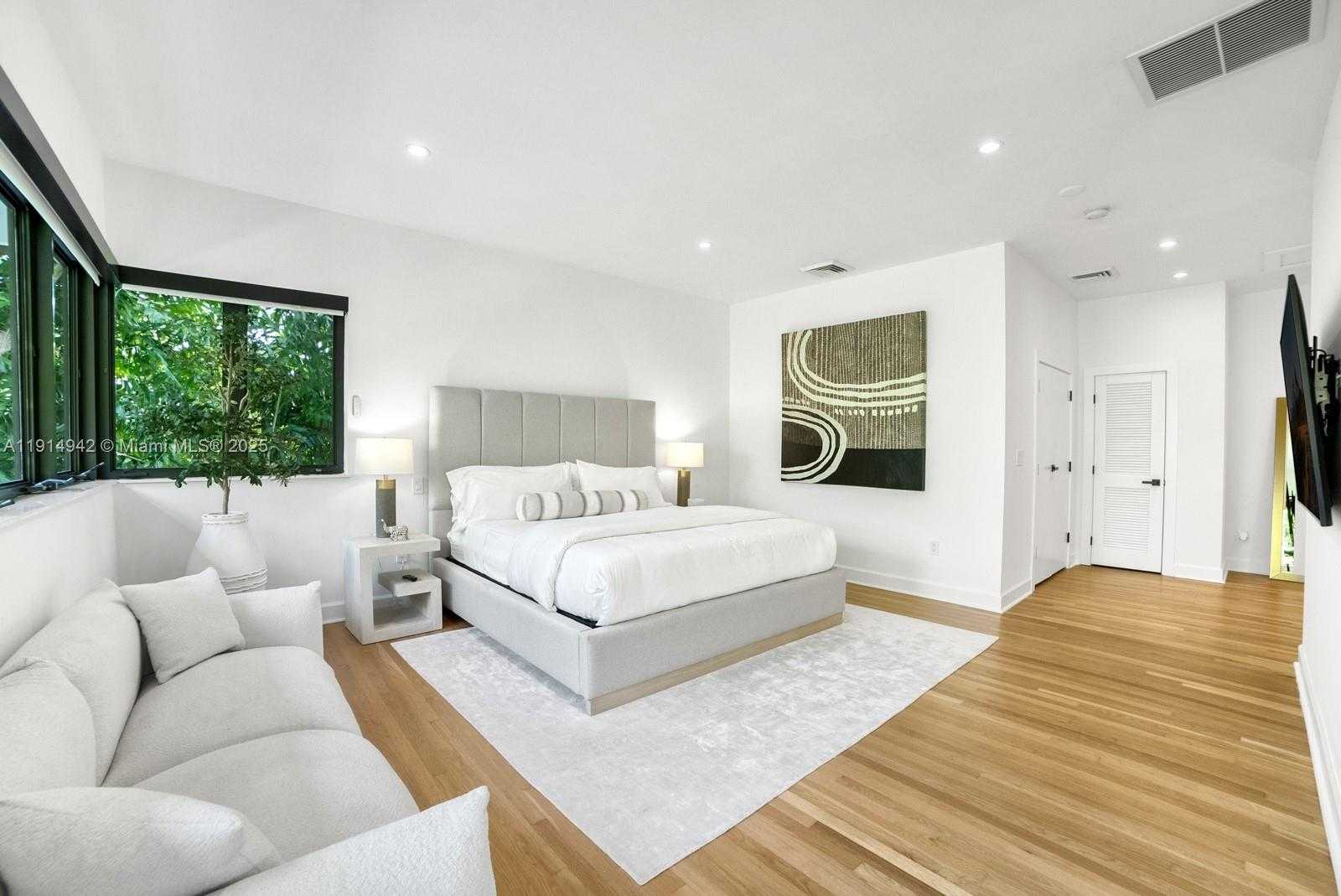 Small Image of 5735 NORTH BAY RD, Miami Beach Number 28