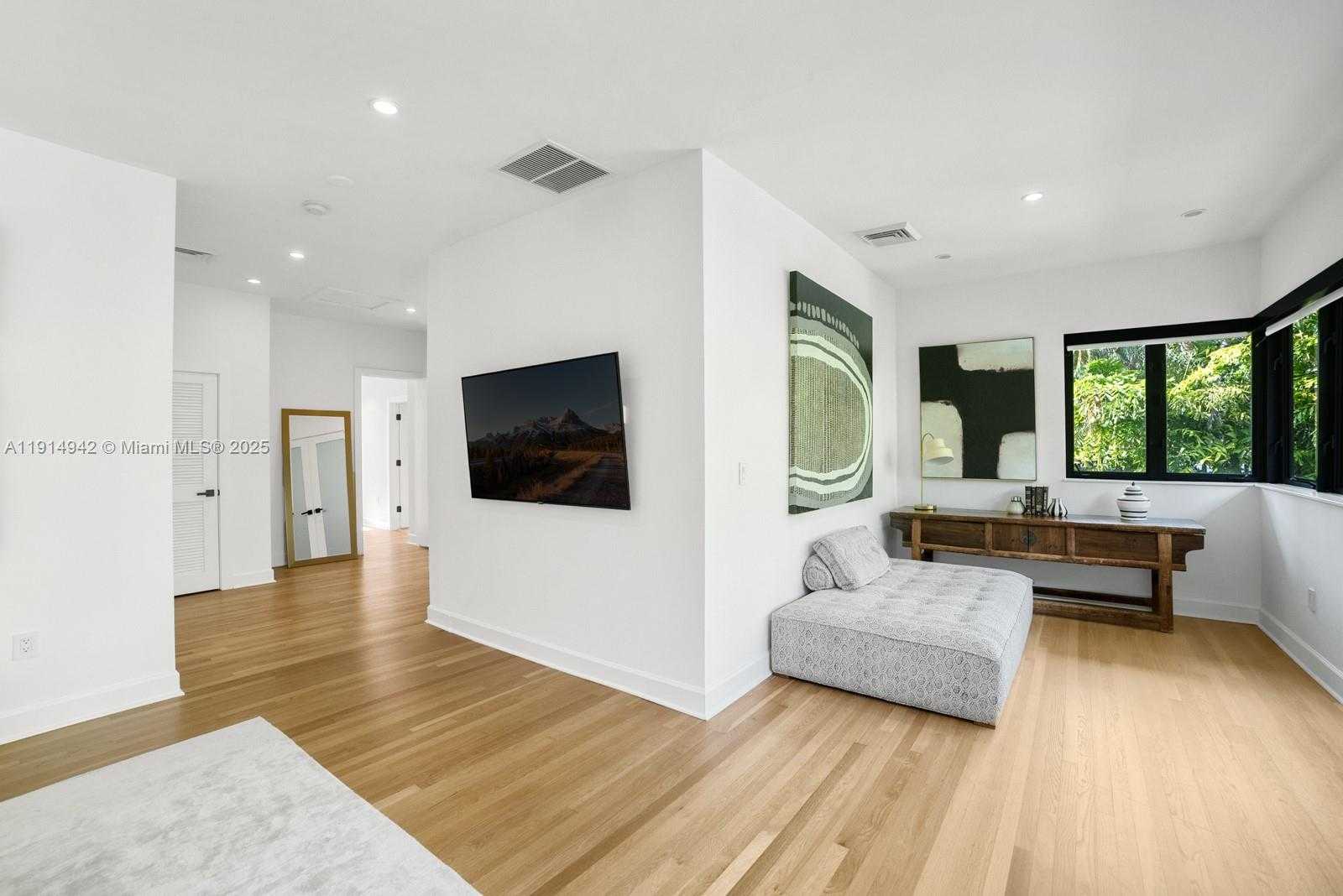 Small Image of 5735 NORTH BAY RD, Miami Beach Number 31