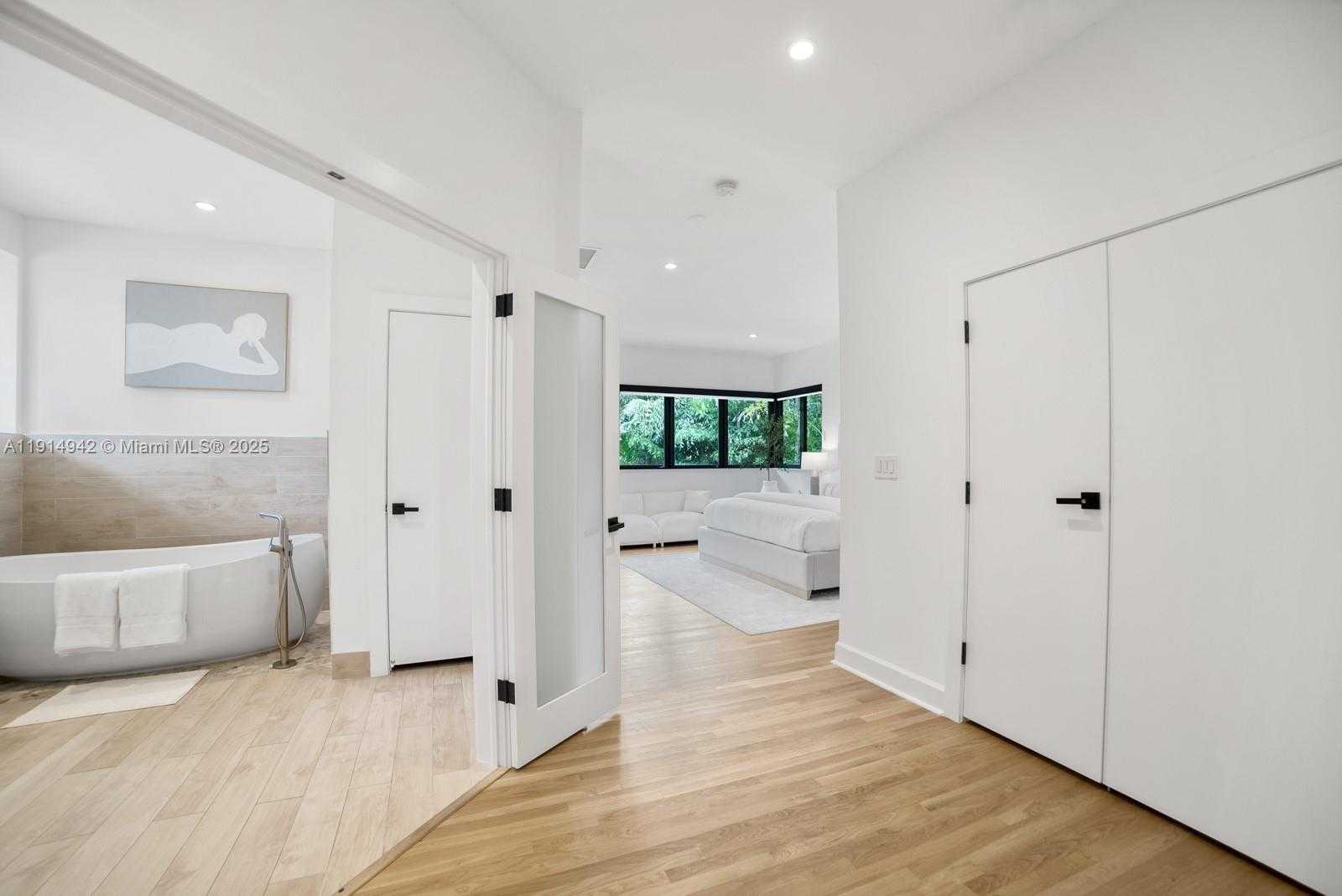 Small Image of 5735 NORTH BAY RD, Miami Beach Number 32