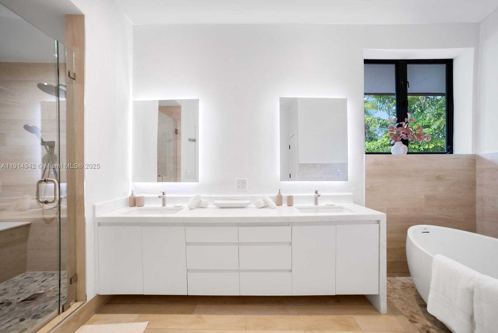 Small Image of 5735 NORTH BAY RD, Miami Beach Number 33