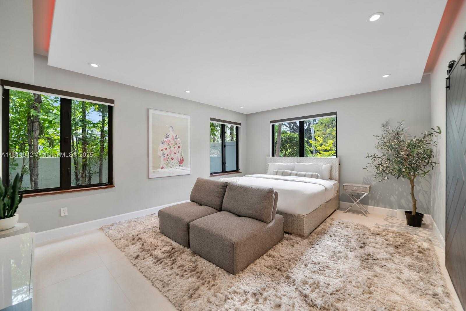 Small Image of 5735 NORTH BAY RD, Miami Beach Number 36