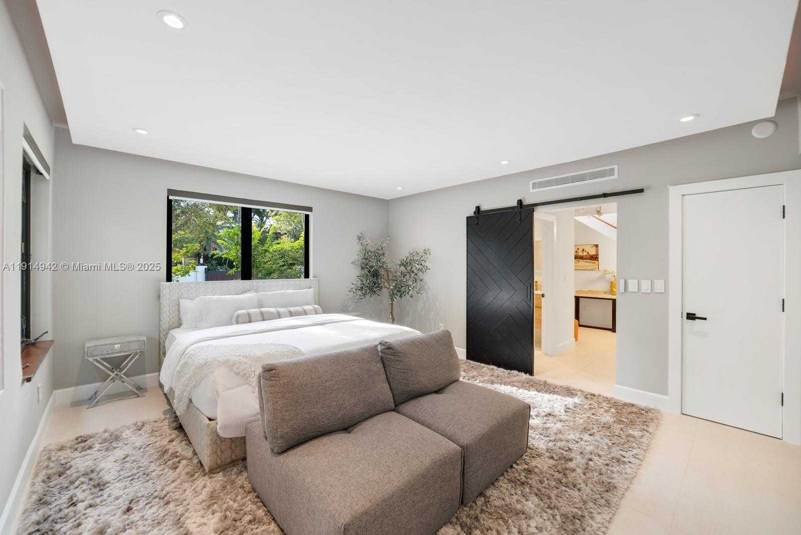 Small Image of 5735 NORTH BAY RD, Miami Beach Number 37