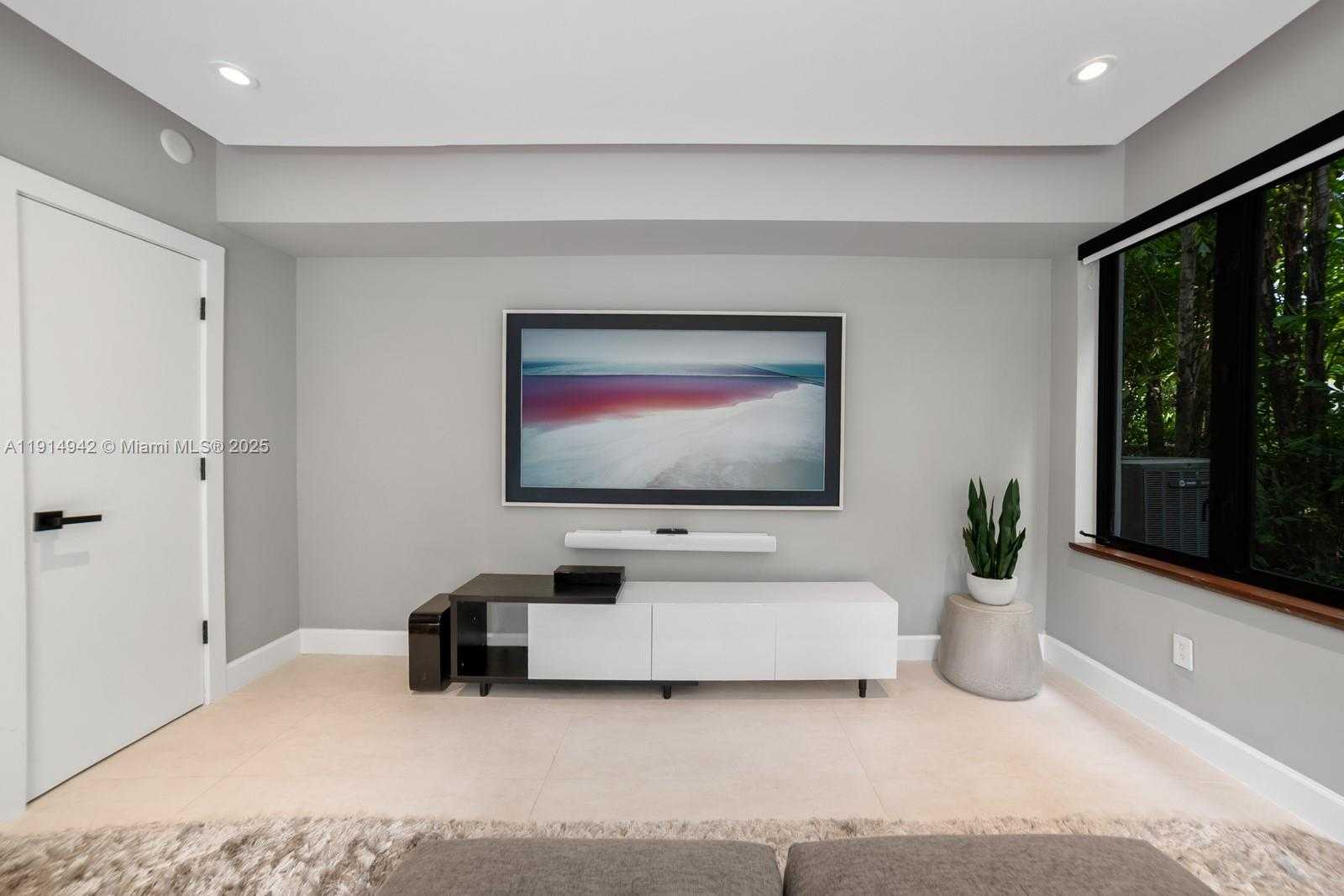 Small Image of 5735 NORTH BAY RD, Miami Beach Number 38