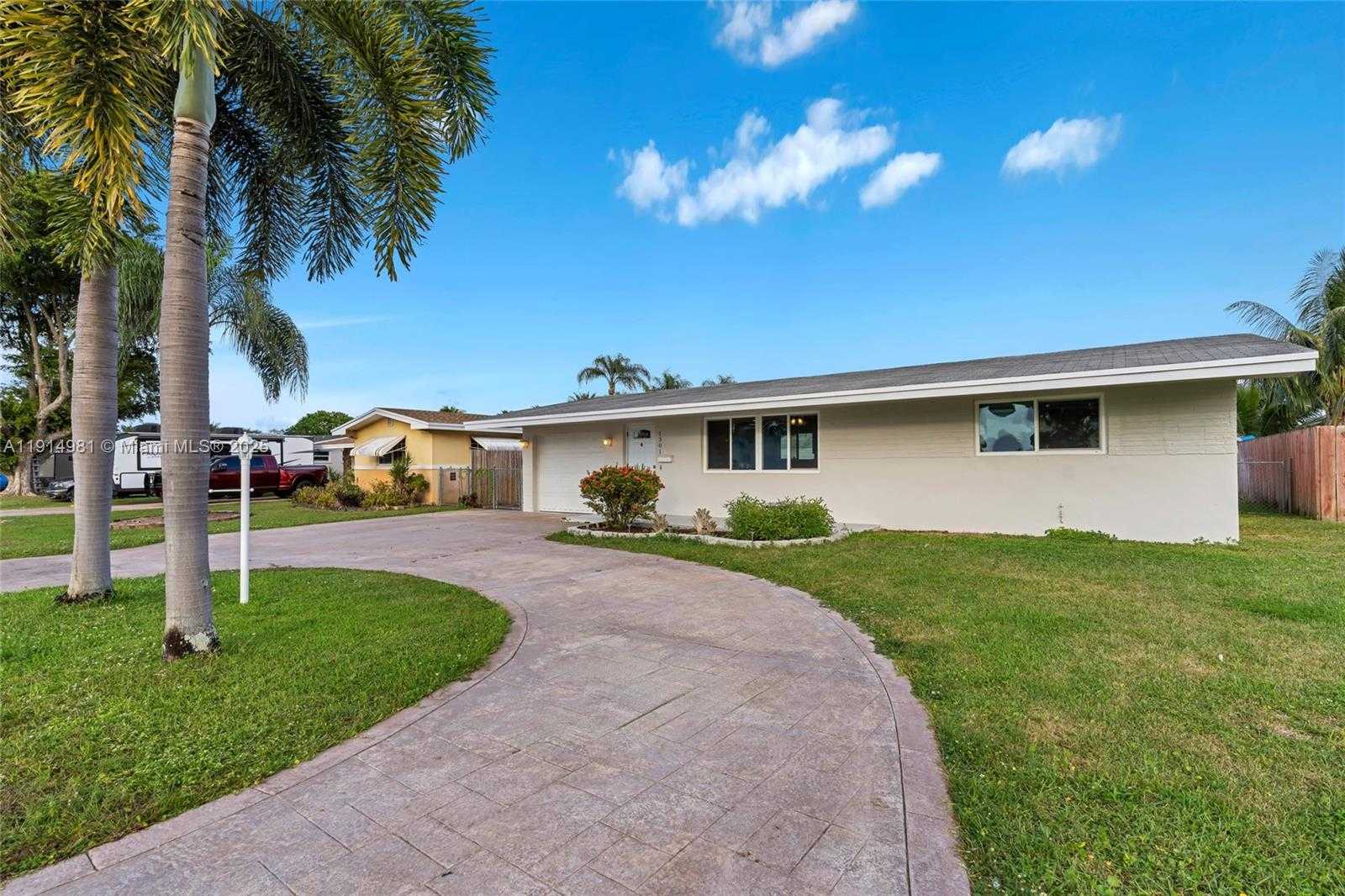 Small Image of 1301 NORTH WEST 87TH WAY, Pembroke Pines Number 9