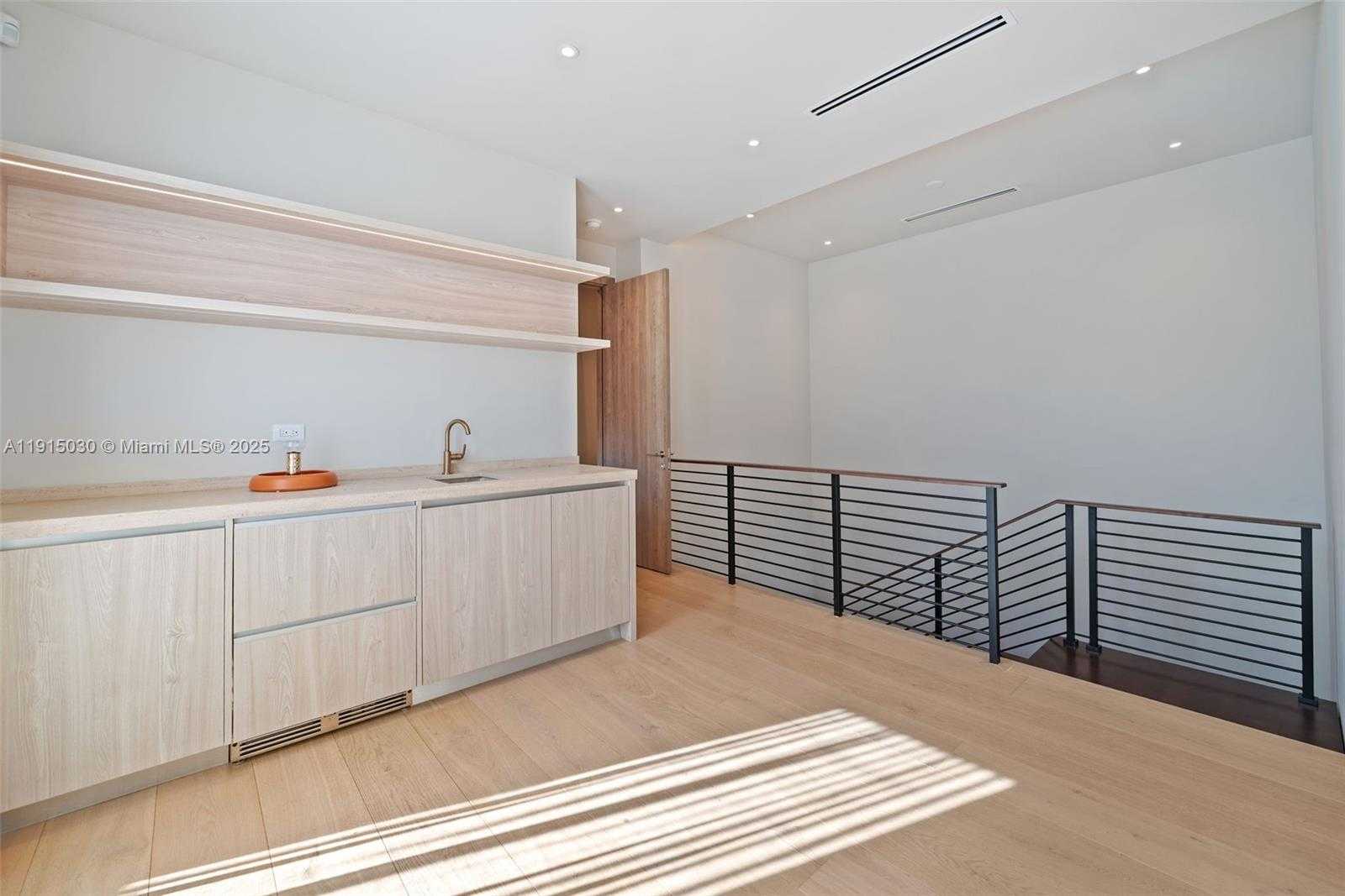 Small Image of Miami Beach Number 21