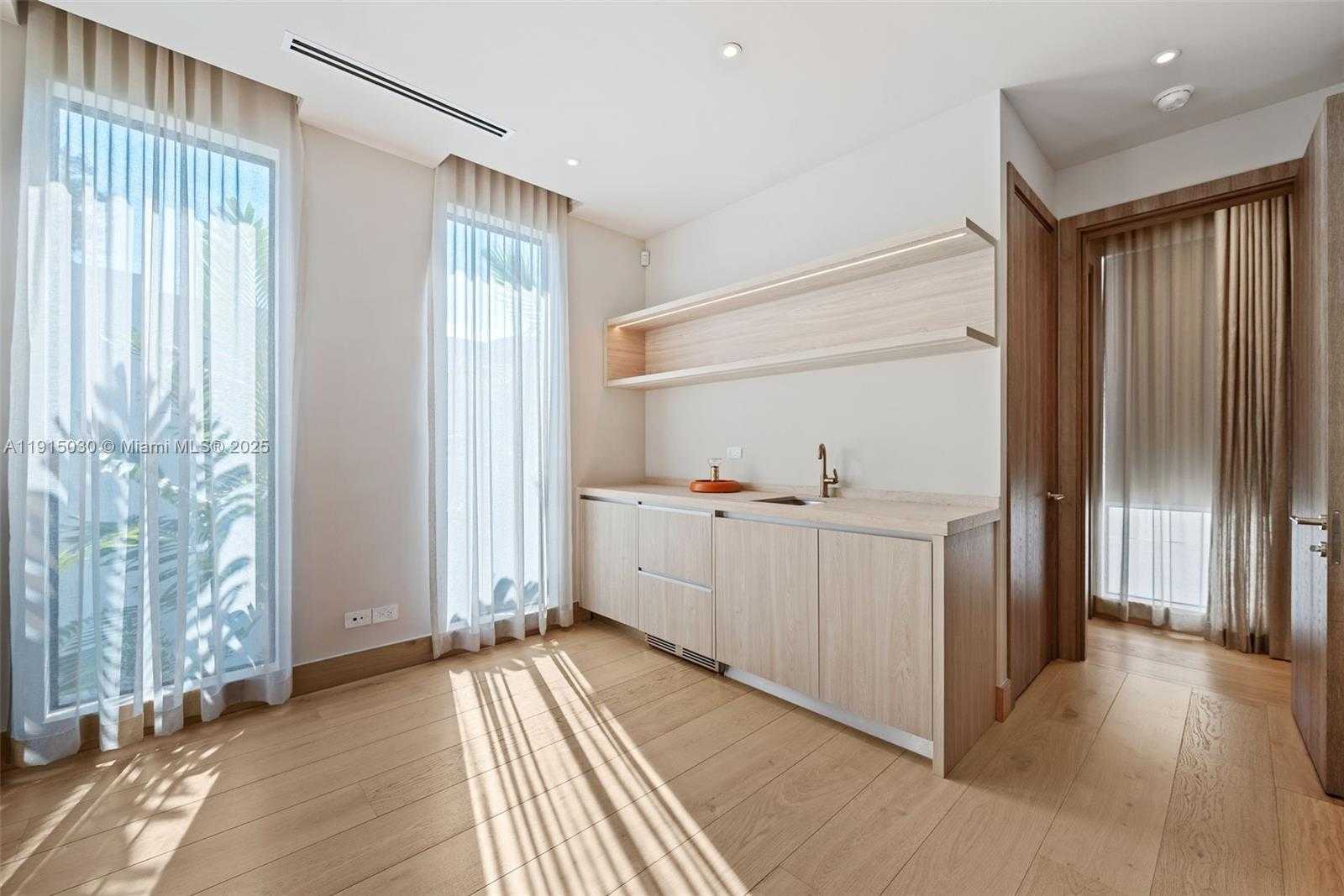 Small Image of Miami Beach Number 22