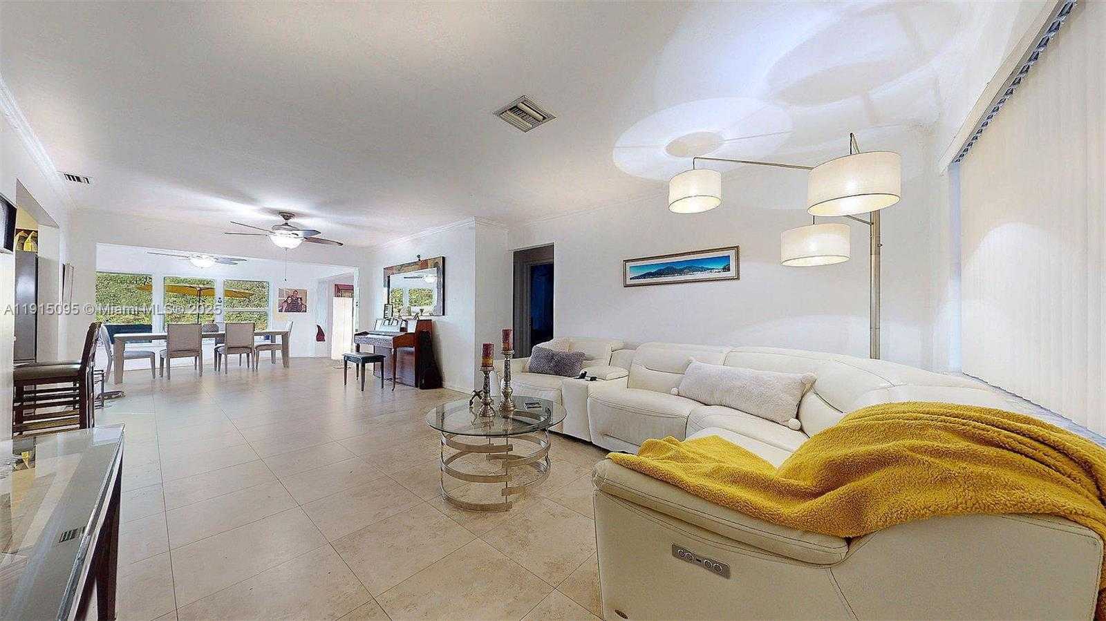 Small Image of 105 NORTH 31ST AVE, Hollywood Number 3