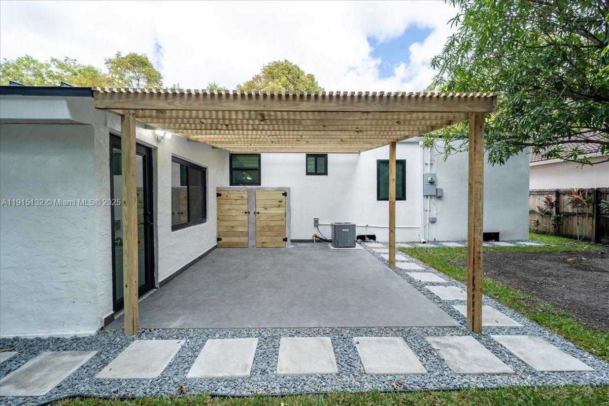 Small Image of 5220 SOUTH WEST 6 ST, Miami Number 56