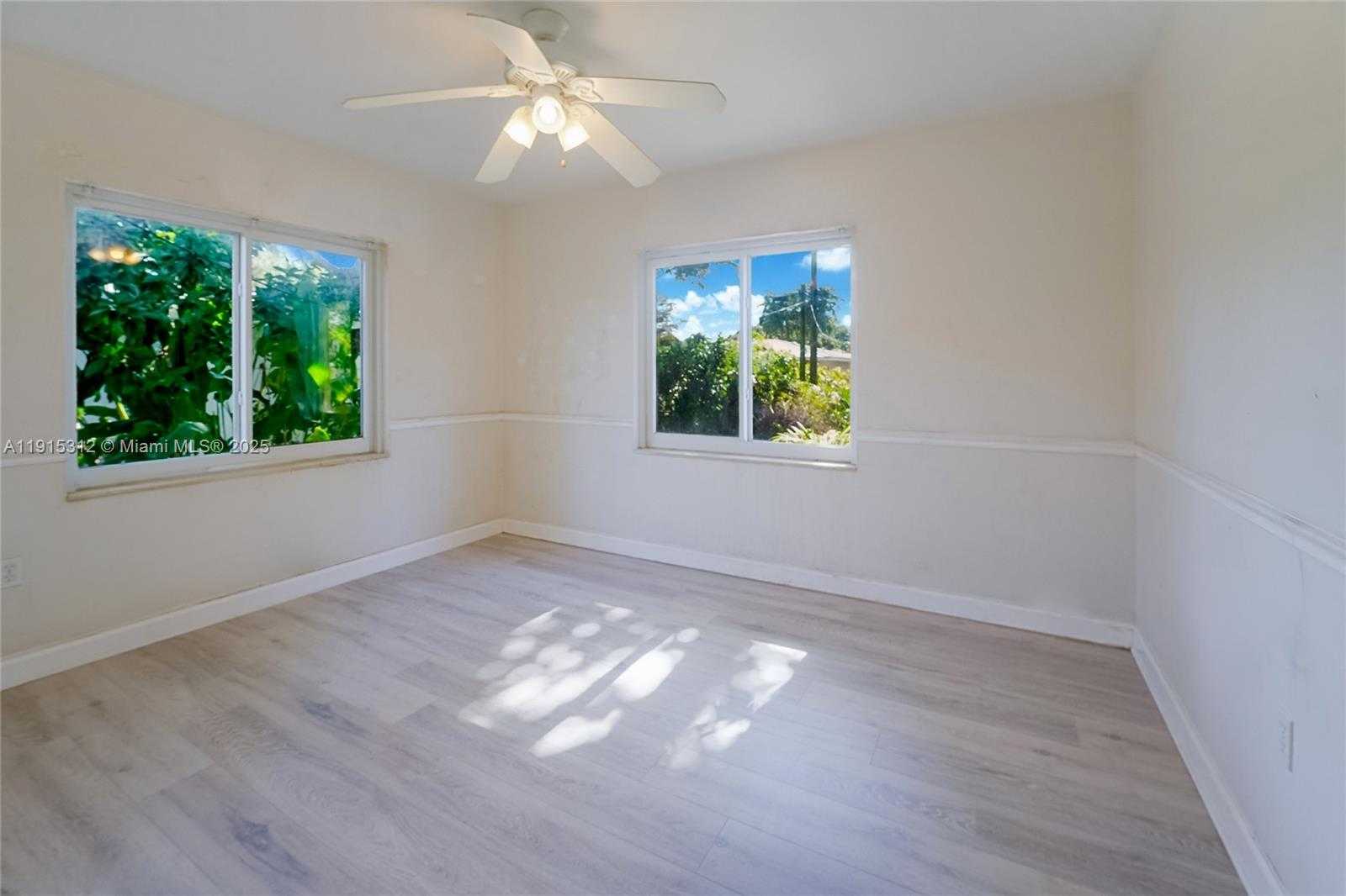 Small Image of Miami Number 10