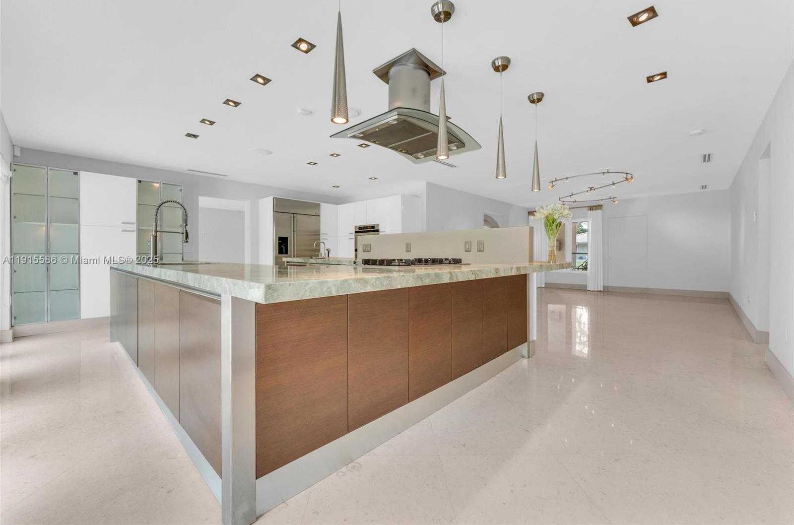 Small Image of 7261 WEST TROON CIR, Miami Lakes Number 13