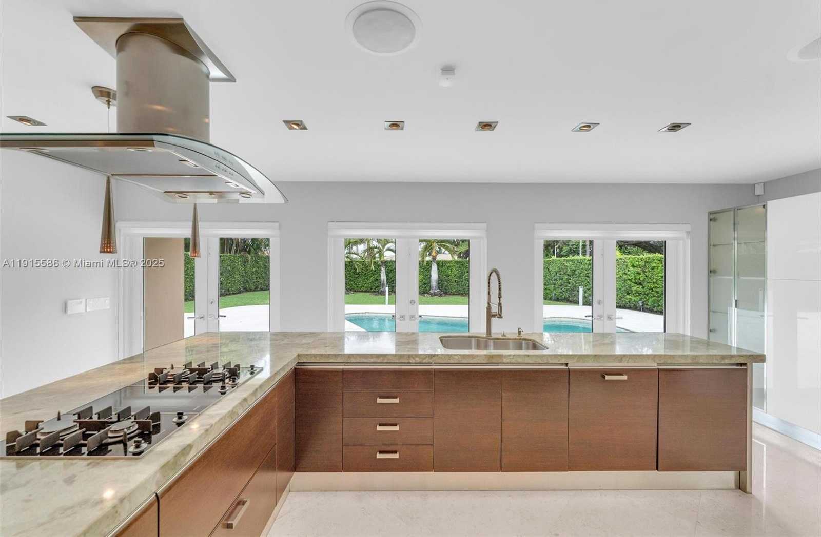 Small Image of 7261 WEST TROON CIR, Miami Lakes Number 14