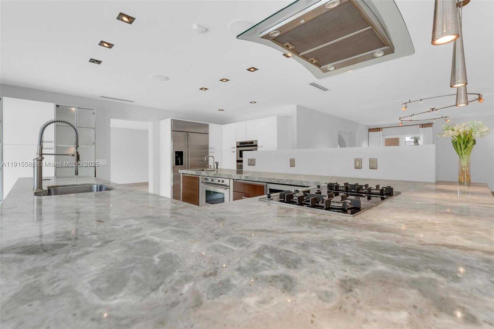 Small Image of 7261 WEST TROON CIR, Miami Lakes Number 16