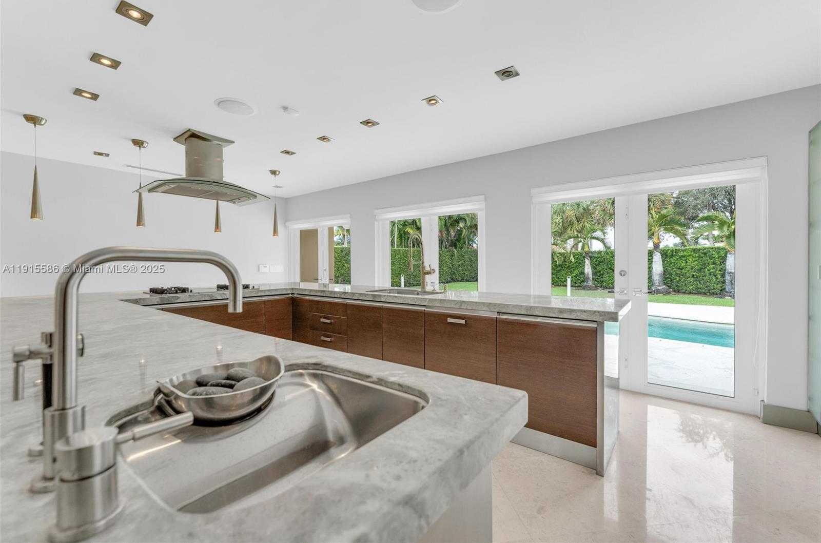 Small Image of 7261 WEST TROON CIR, Miami Lakes Number 17