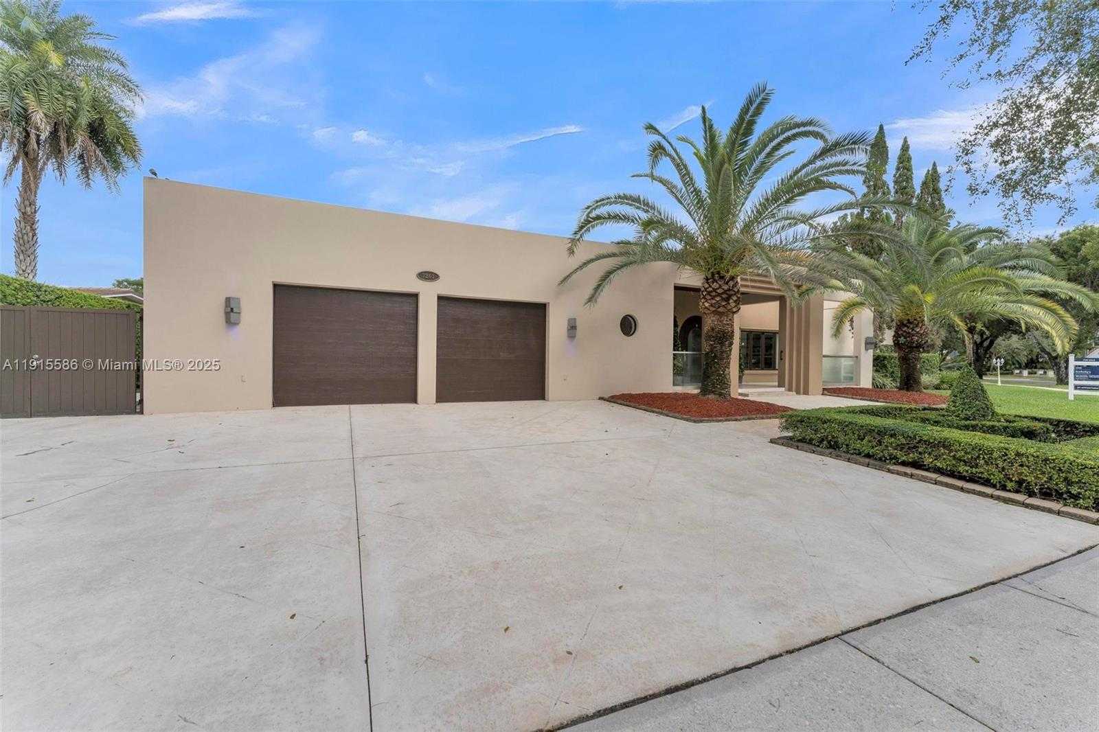 Small Image of 7261 WEST TROON CIR, Miami Lakes Number 2