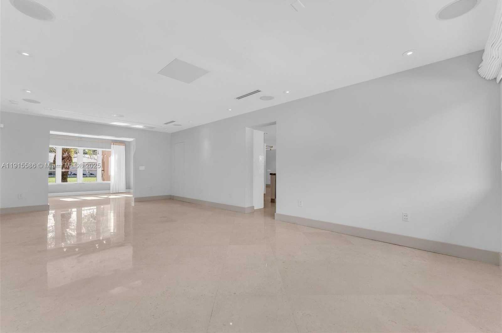 Small Image of 7261 WEST TROON CIR, Miami Lakes Number 23