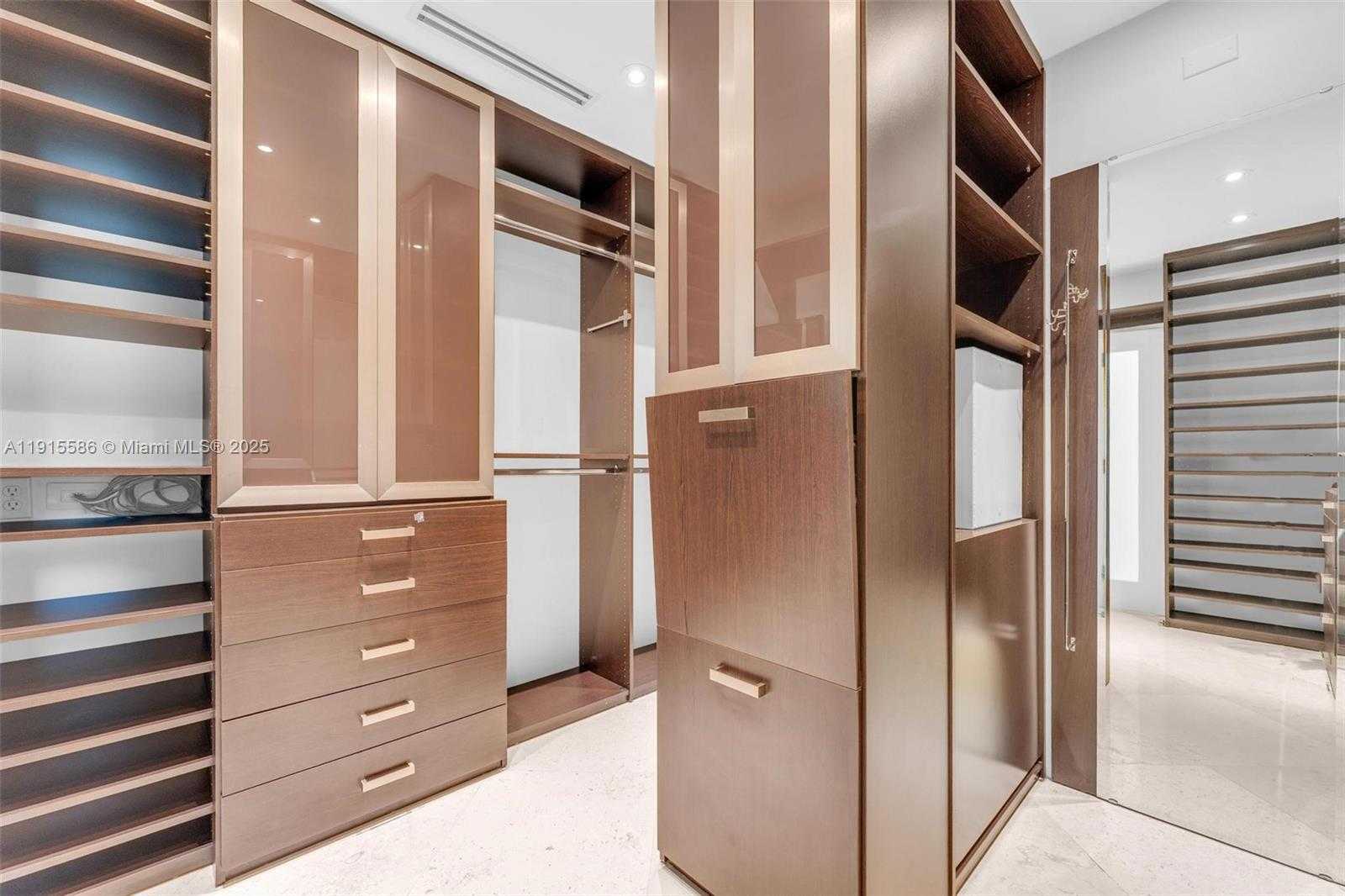 Small Image of 7261 WEST TROON CIR, Miami Lakes Number 33