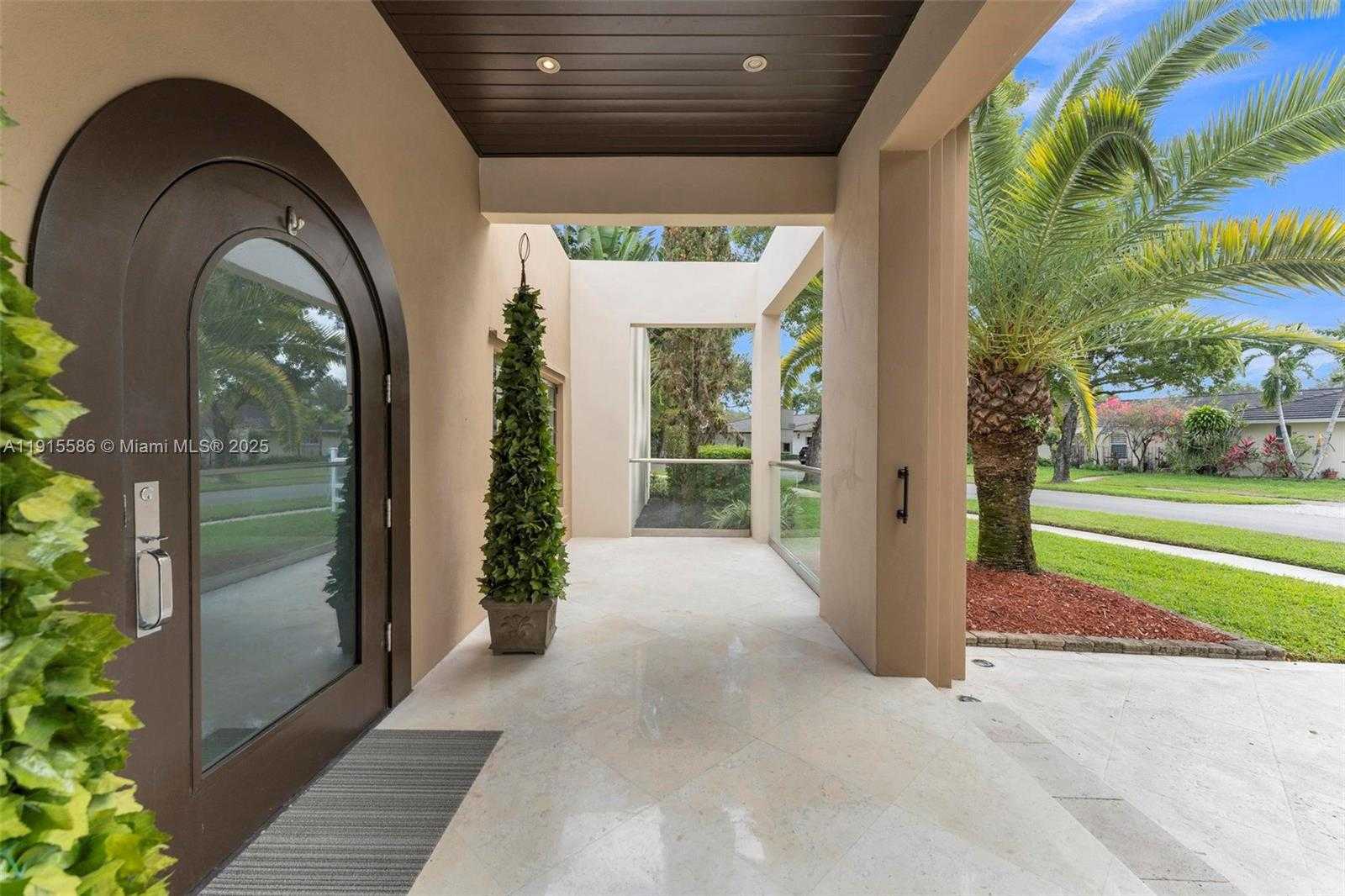 Small Image of 7261 WEST TROON CIR, Miami Lakes Number 5