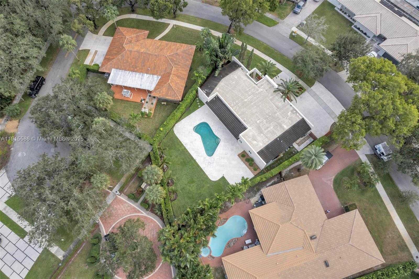 Small Image of 7261 WEST TROON CIR, Miami Lakes Number 57