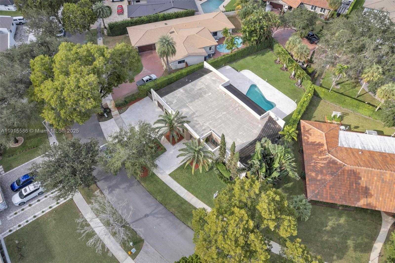 Small Image of 7261 WEST TROON CIR, Miami Lakes Number 60