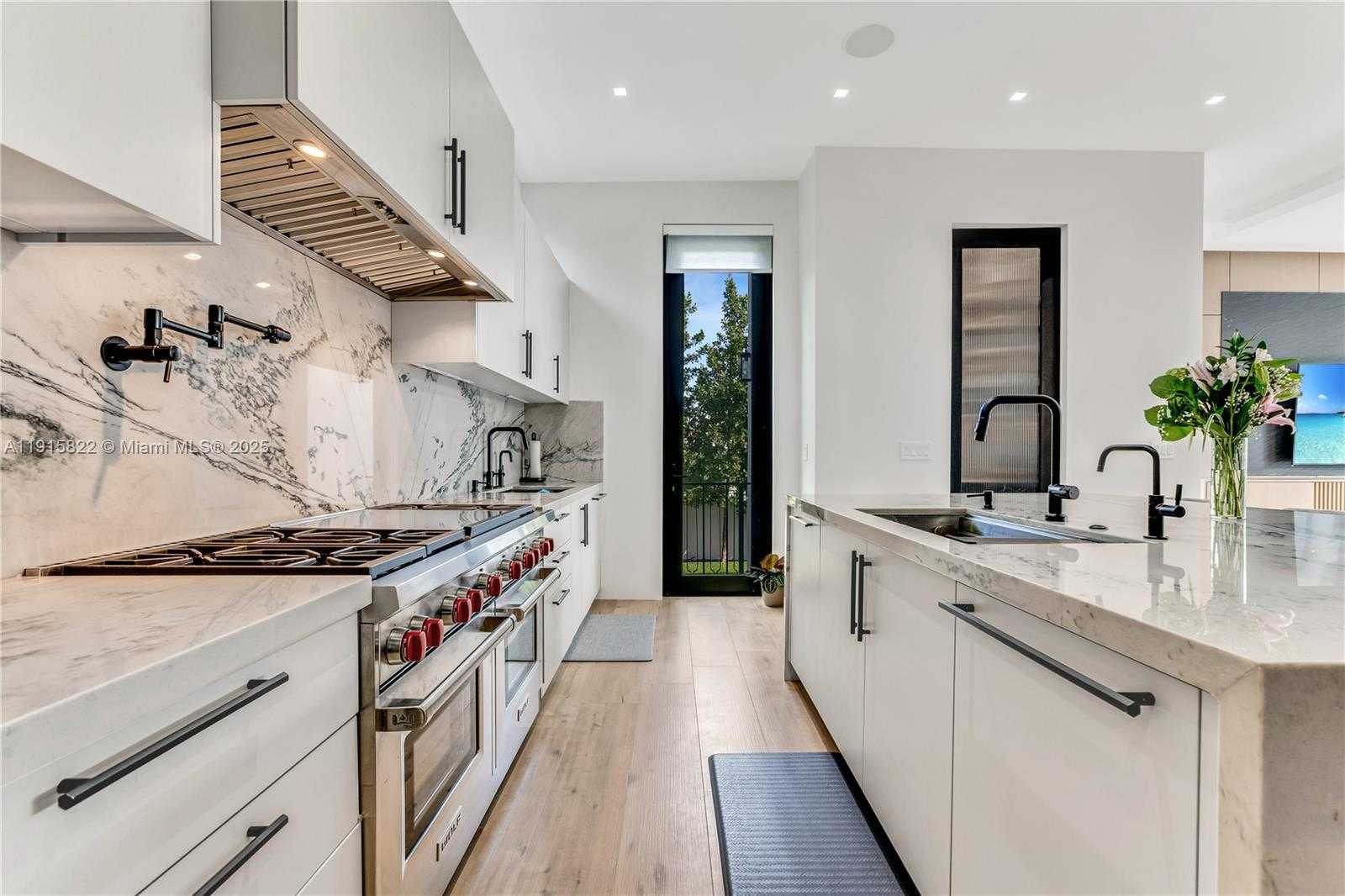 Small Image of 9045 HAWTHORNE AVE, Surfside Number 28