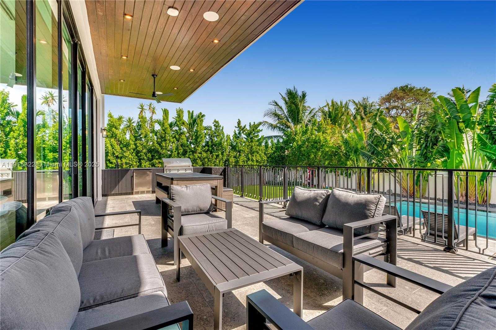 Small Image of 9045 HAWTHORNE AVE, Surfside Number 32