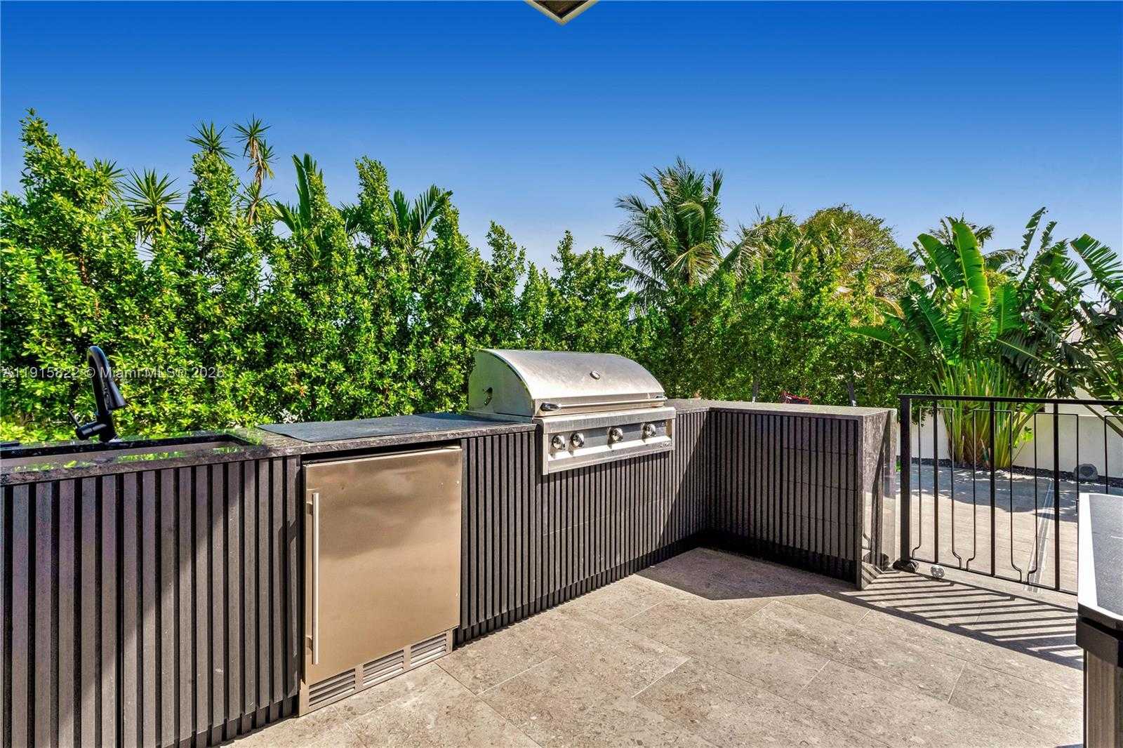 Small Image of 9045 HAWTHORNE AVE, Surfside Number 34