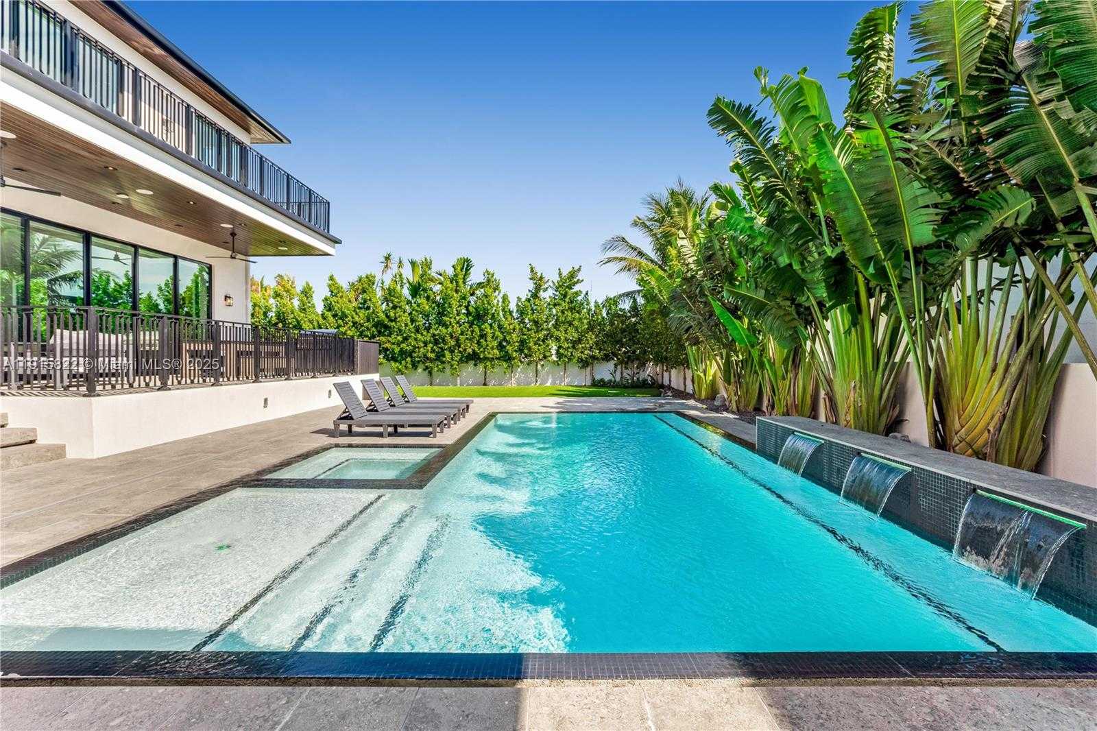 Small Image of 9045 HAWTHORNE AVE, Surfside Number 4