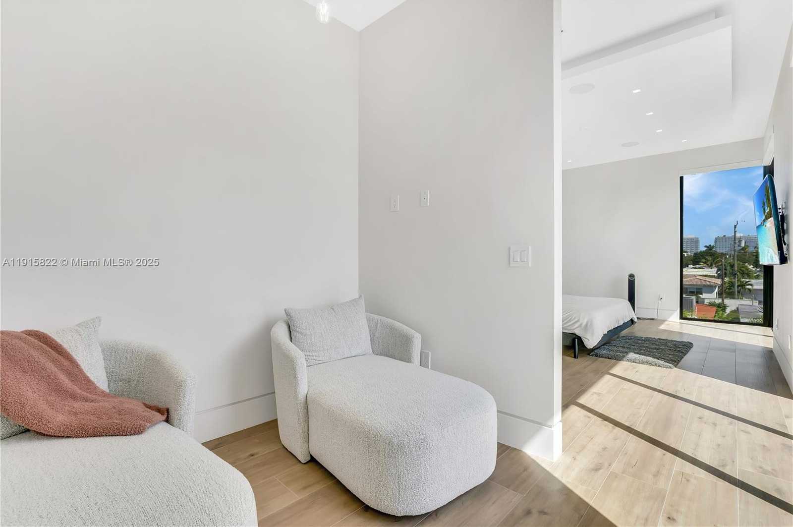 Small Image of 9045 HAWTHORNE AVE, Surfside Number 48