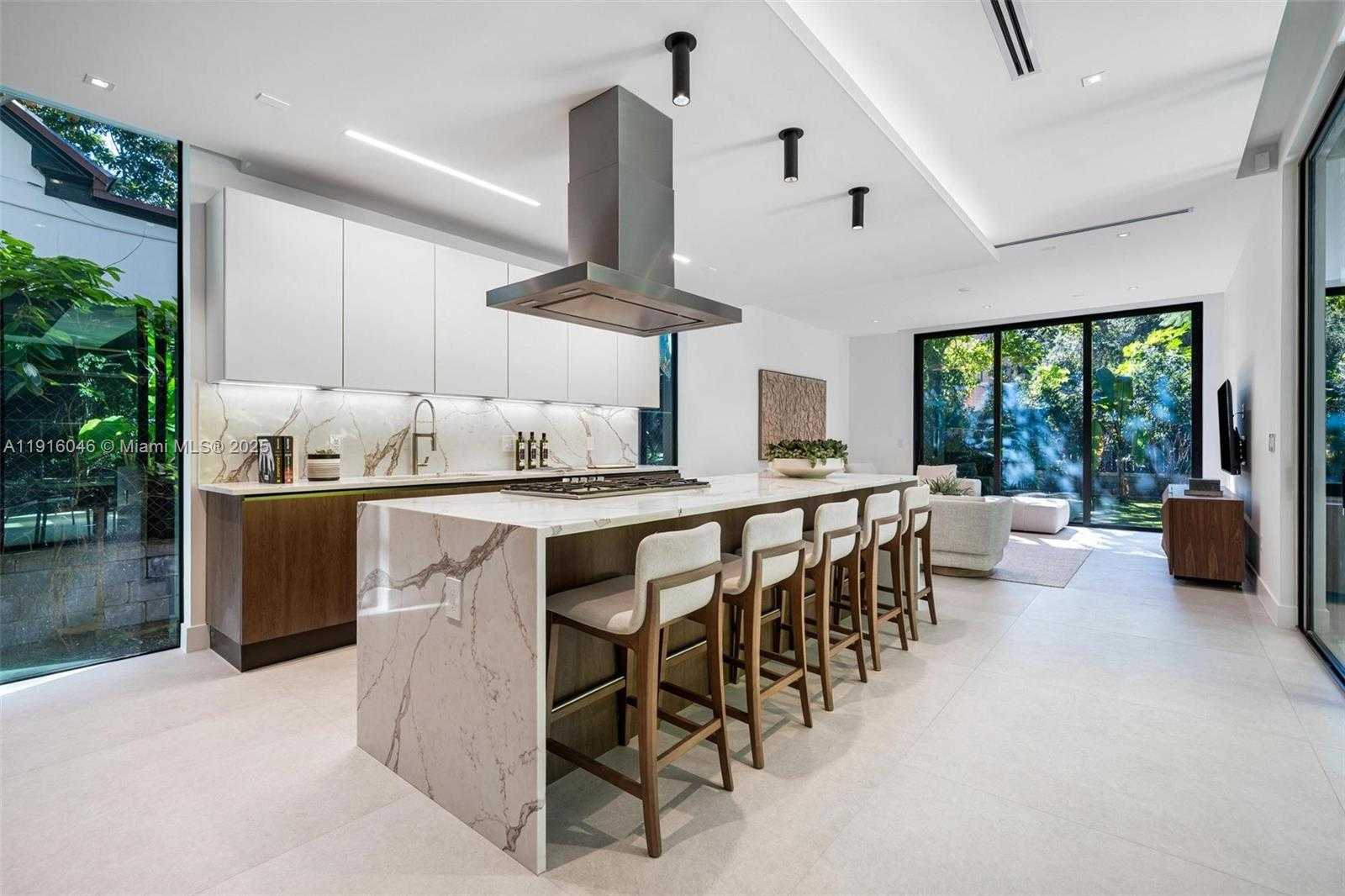 Small Image of 3670 AVOCADO AVE, Miami Number 10