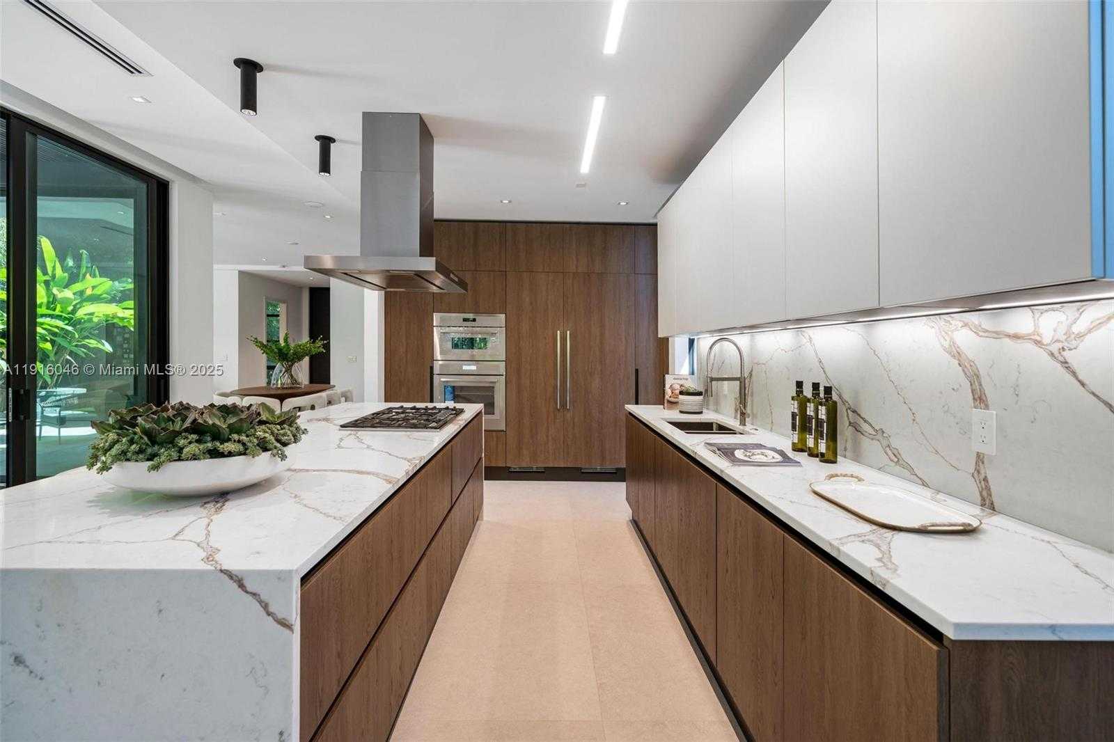 Small Image of 3670 AVOCADO AVE, Miami Number 11