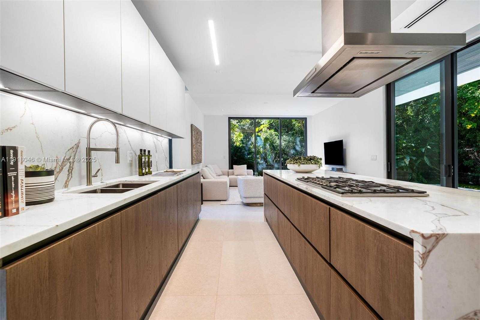 Small Image of 3670 AVOCADO AVE, Miami Number 12