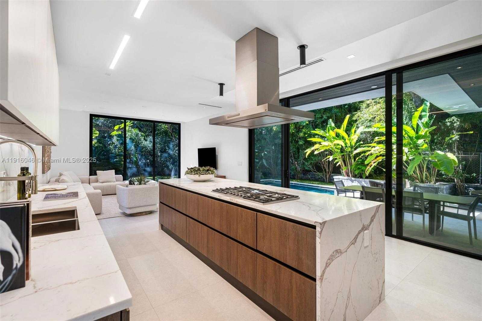 Small Image of 3670 AVOCADO AVE, Miami Number 14