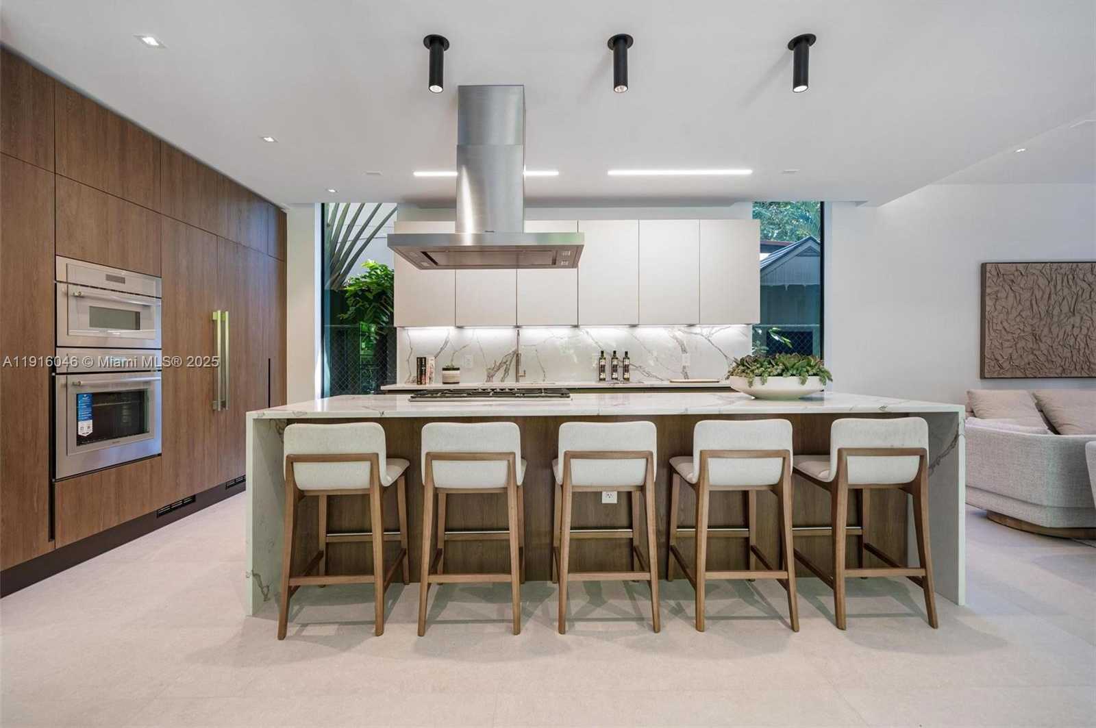 Small Image of 3670 AVOCADO AVE, Miami Number 15