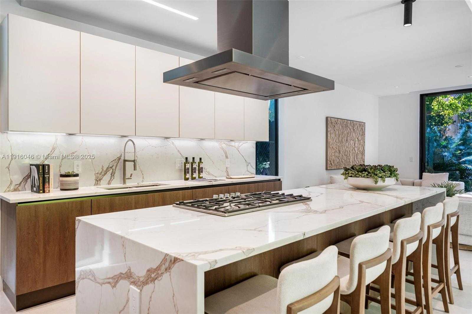 Small Image of 3670 AVOCADO AVE, Miami Number 17