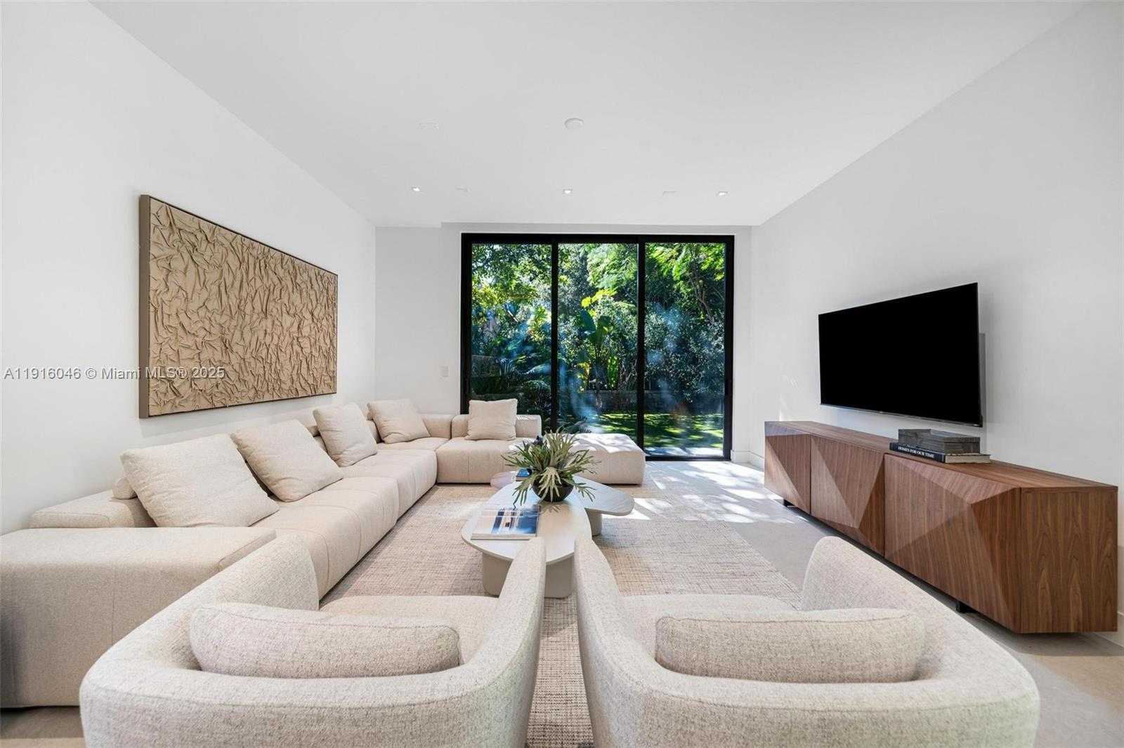 Small Image of 3670 AVOCADO AVE, Miami Number 18