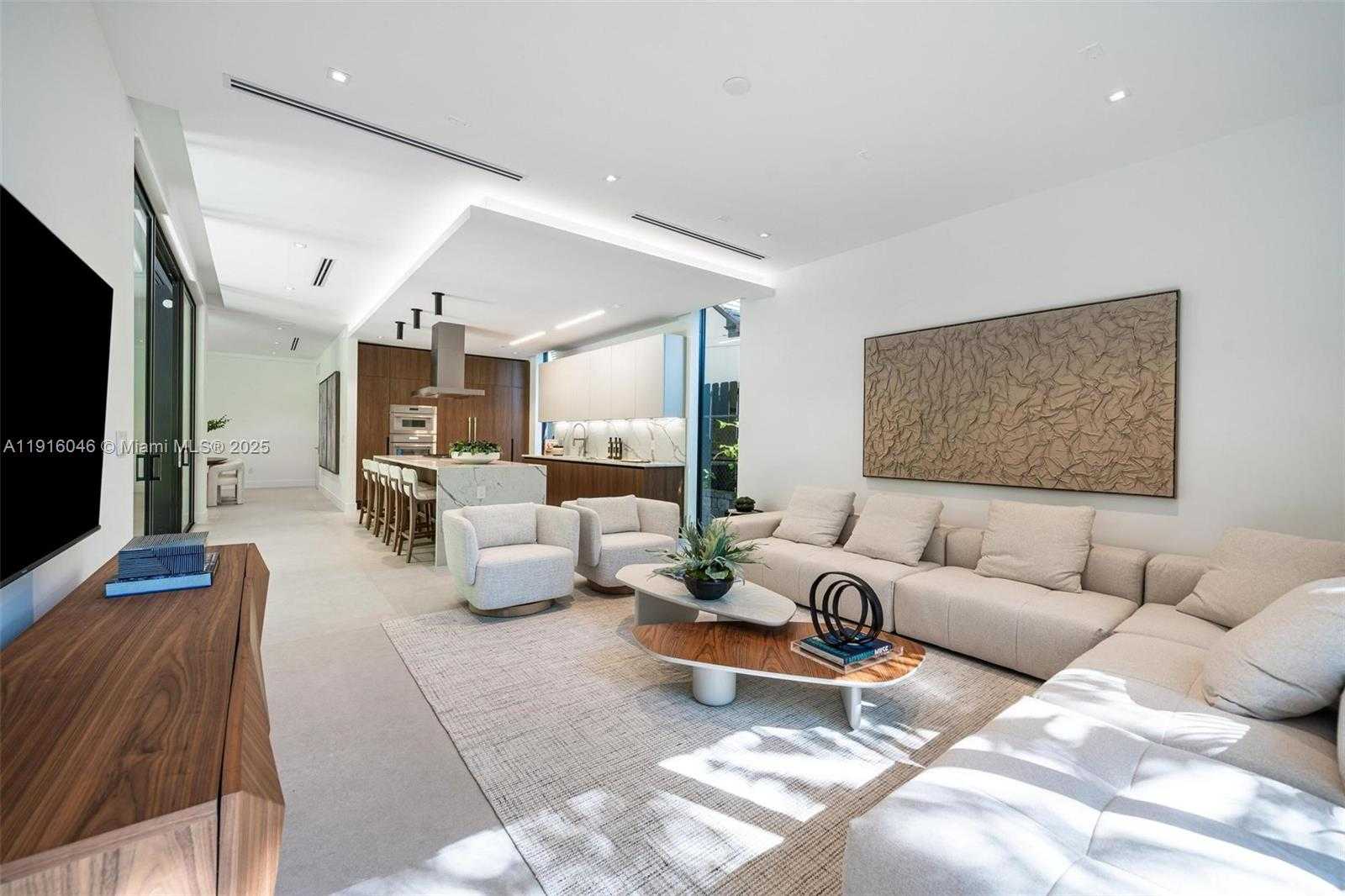 Small Image of 3670 AVOCADO AVE, Miami Number 19