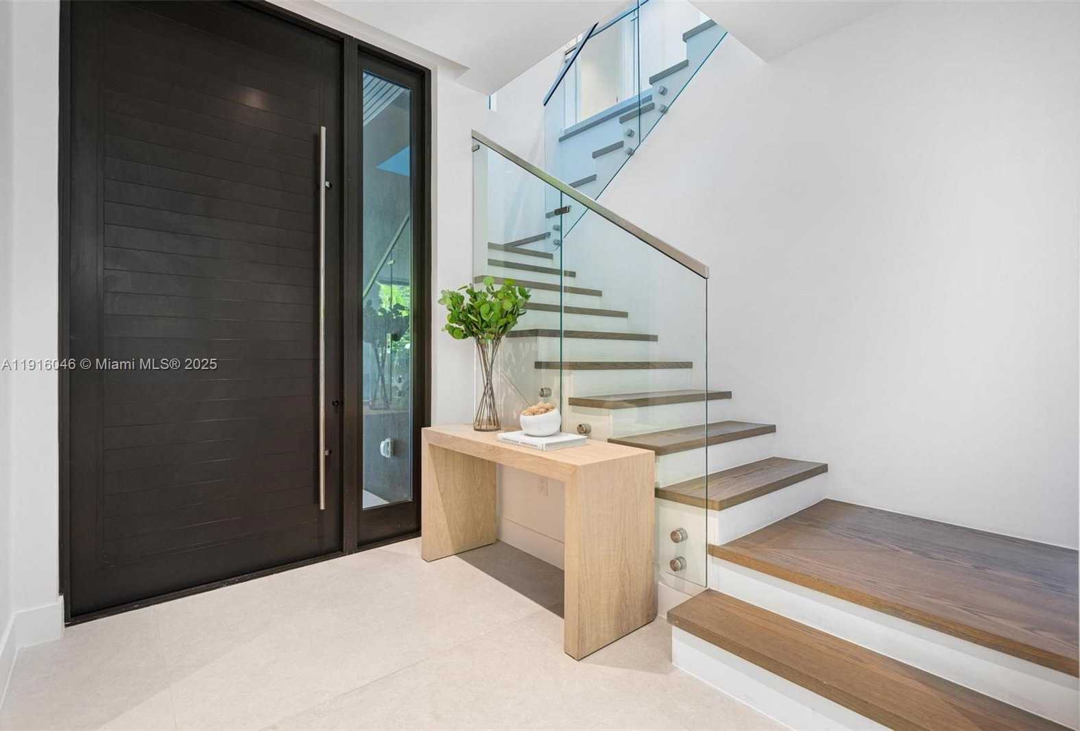 Small Image of 3670 AVOCADO AVE, Miami Number 2