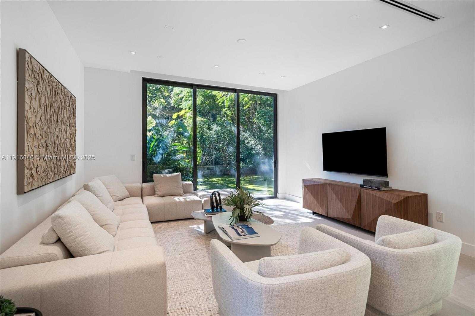 Small Image of 3670 AVOCADO AVE, Miami Number 20