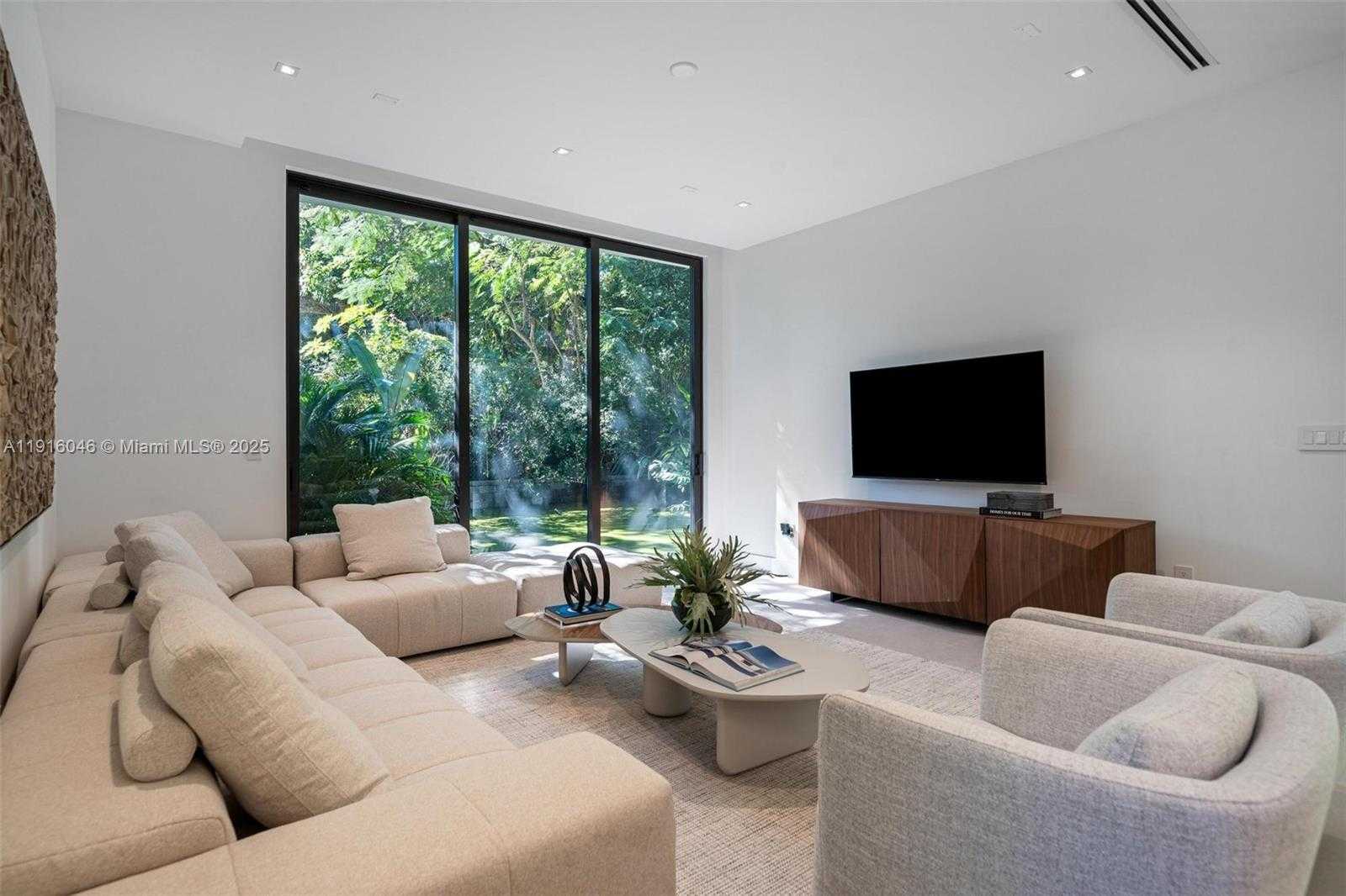 Small Image of 3670 AVOCADO AVE, Miami Number 21