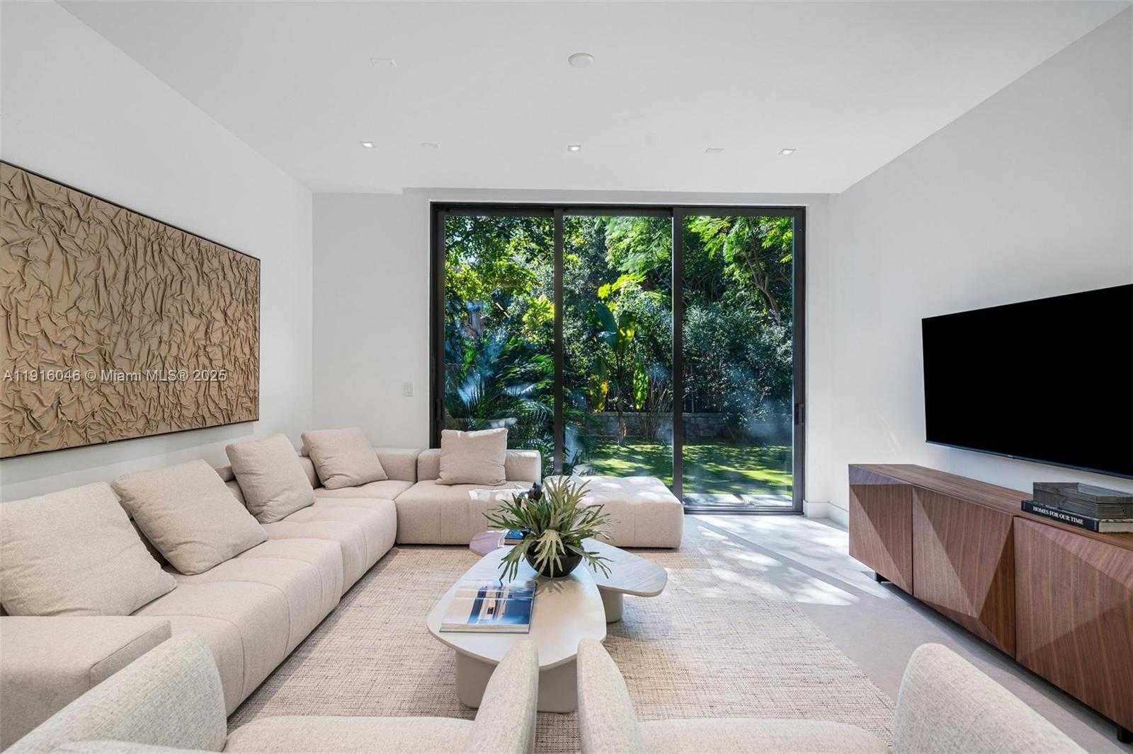 Small Image of 3670 AVOCADO AVE, Miami Number 22