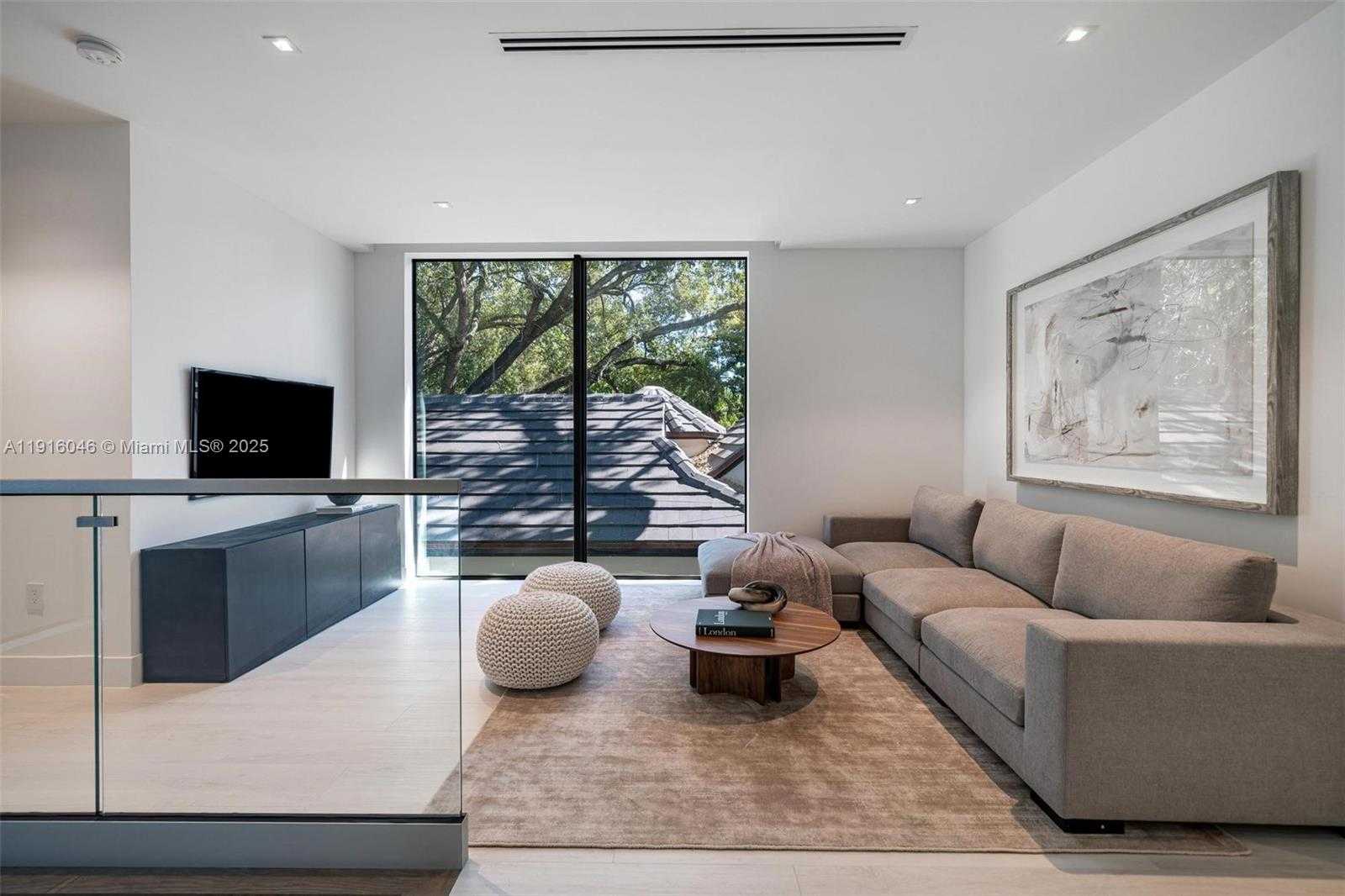 Small Image of 3670 AVOCADO AVE, Miami Number 30