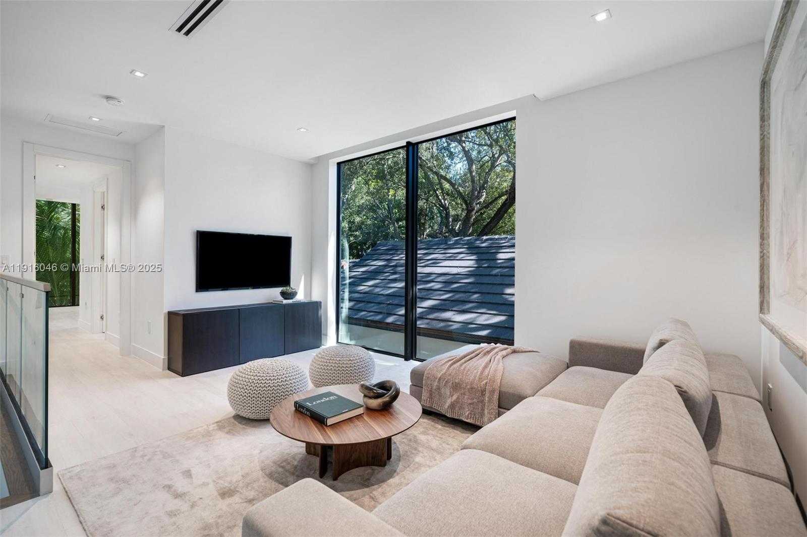 Small Image of 3670 AVOCADO AVE, Miami Number 31