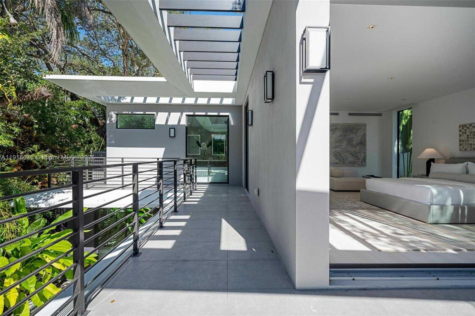 Small Image of 3670 AVOCADO AVE, Miami Number 35