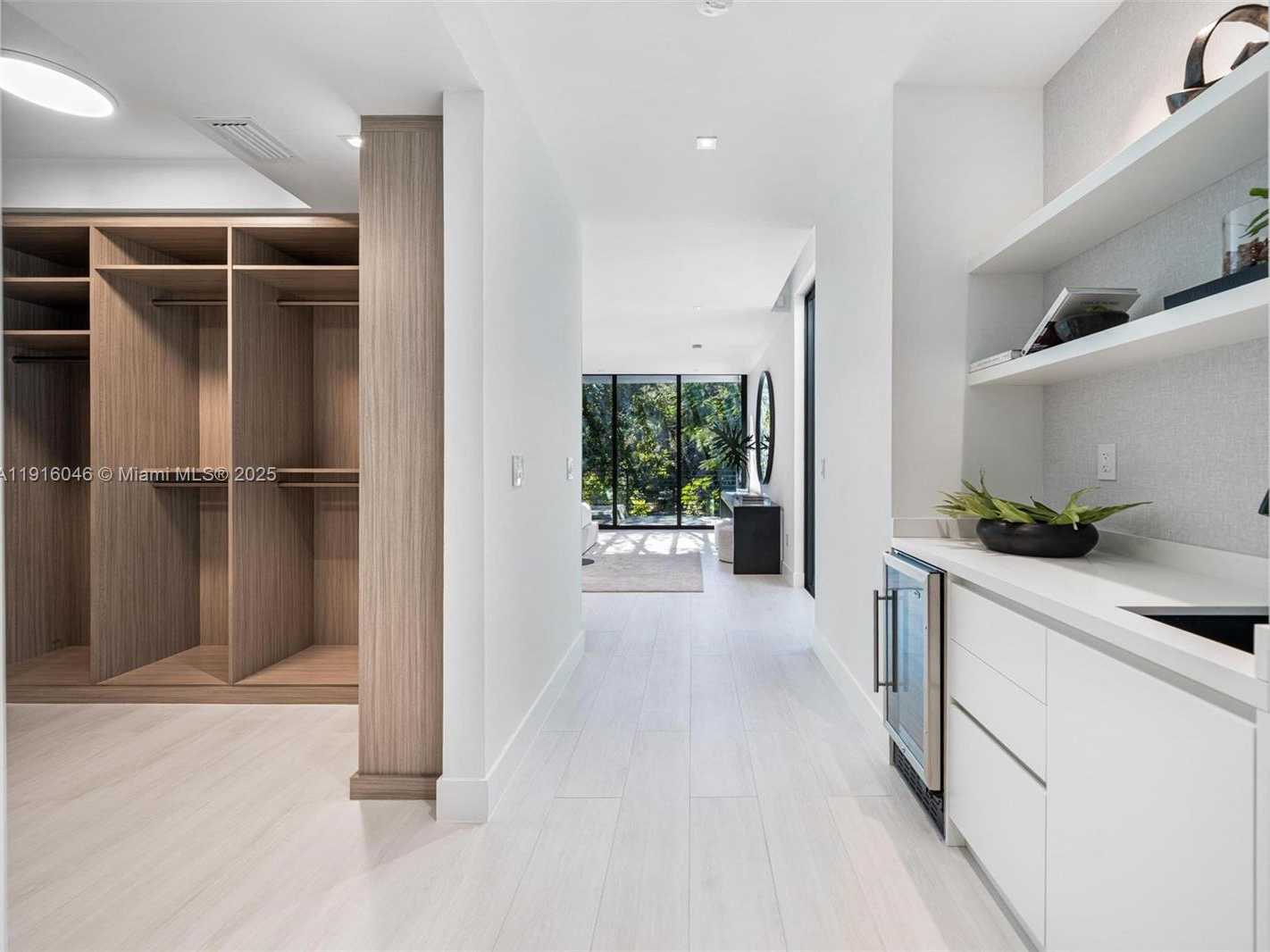 Small Image of 3670 AVOCADO AVE, Miami Number 39