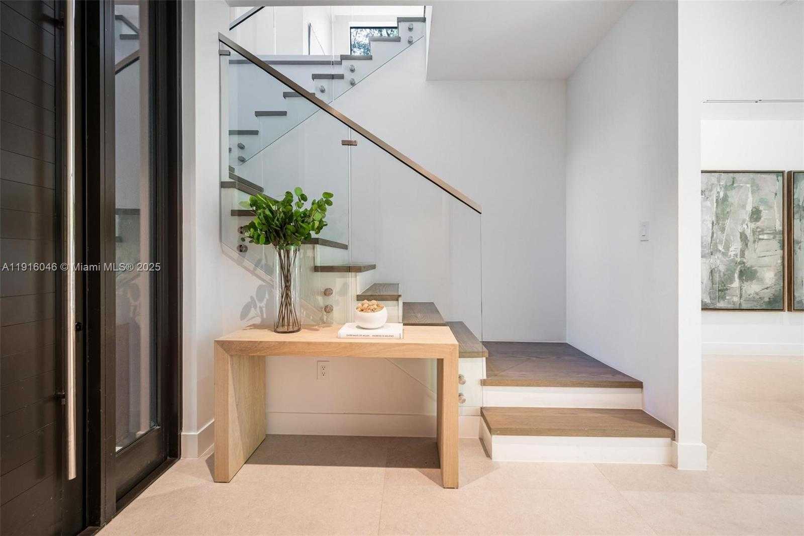 Small Image of 3670 AVOCADO AVE, Miami Number 4