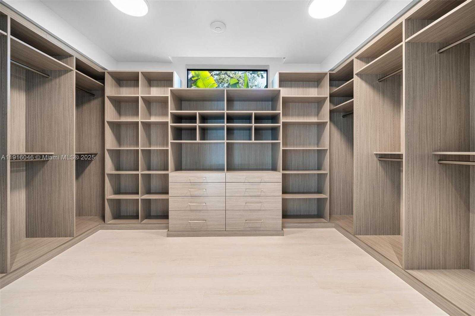 Small Image of 3670 AVOCADO AVE, Miami Number 40